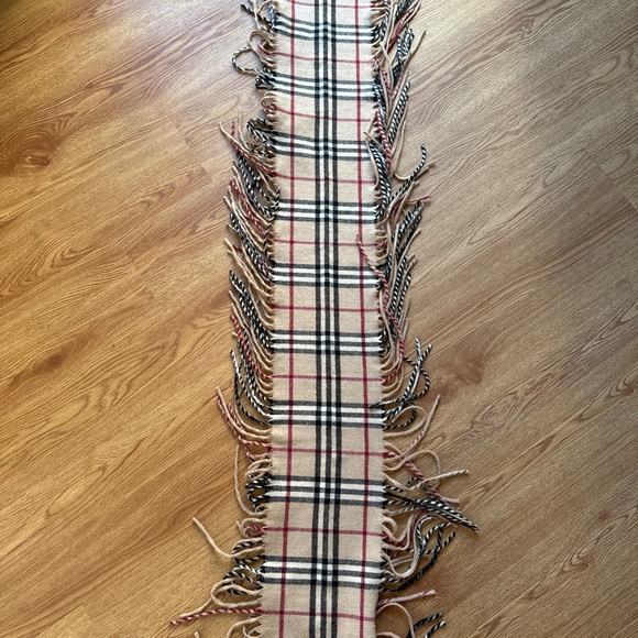 Authentic BURBERRY cashmere scarf - Picture 1 of 4